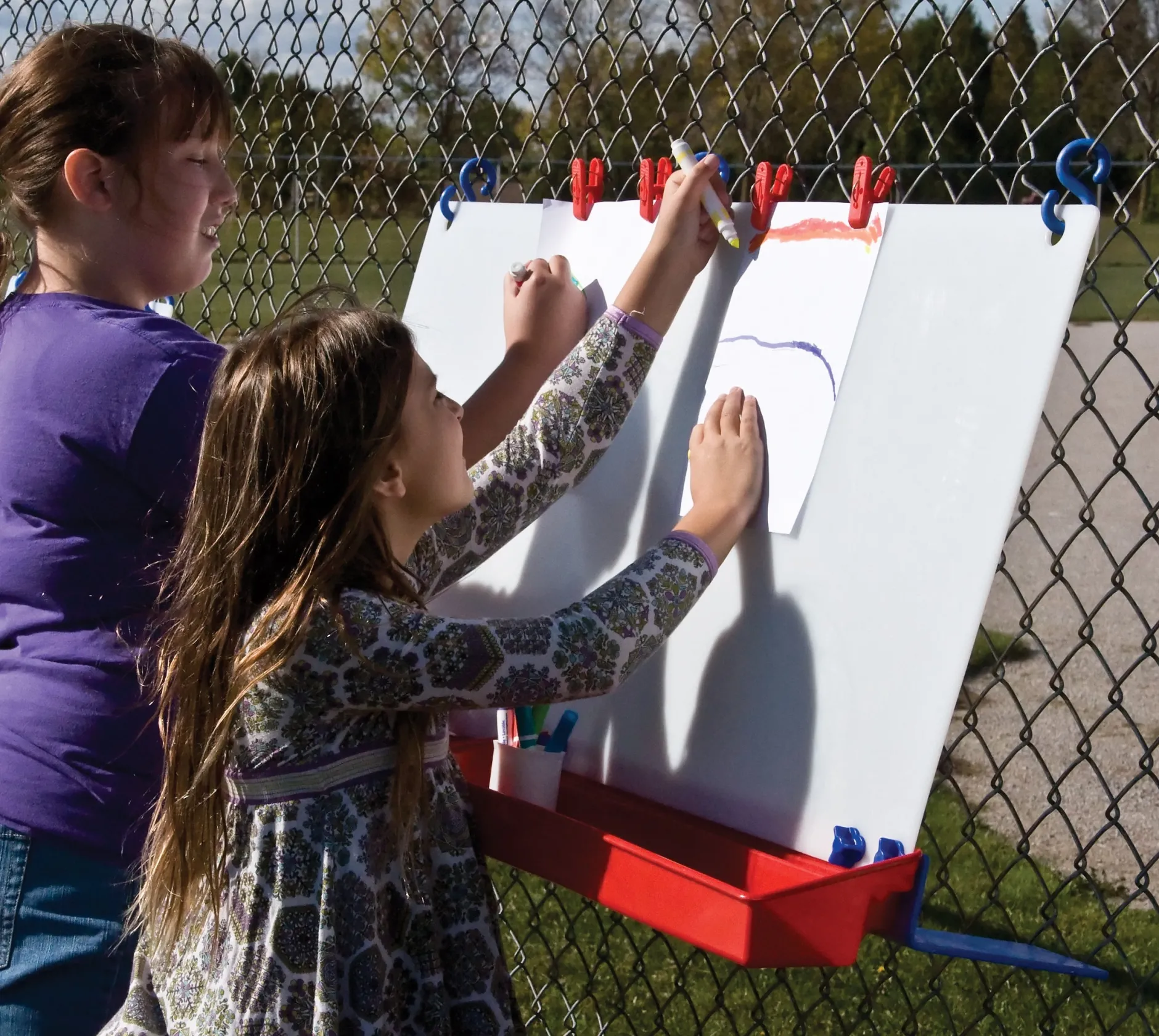 double_hanging_fence_ease_1.webp Educational Toys Double Hanging Fence Easel